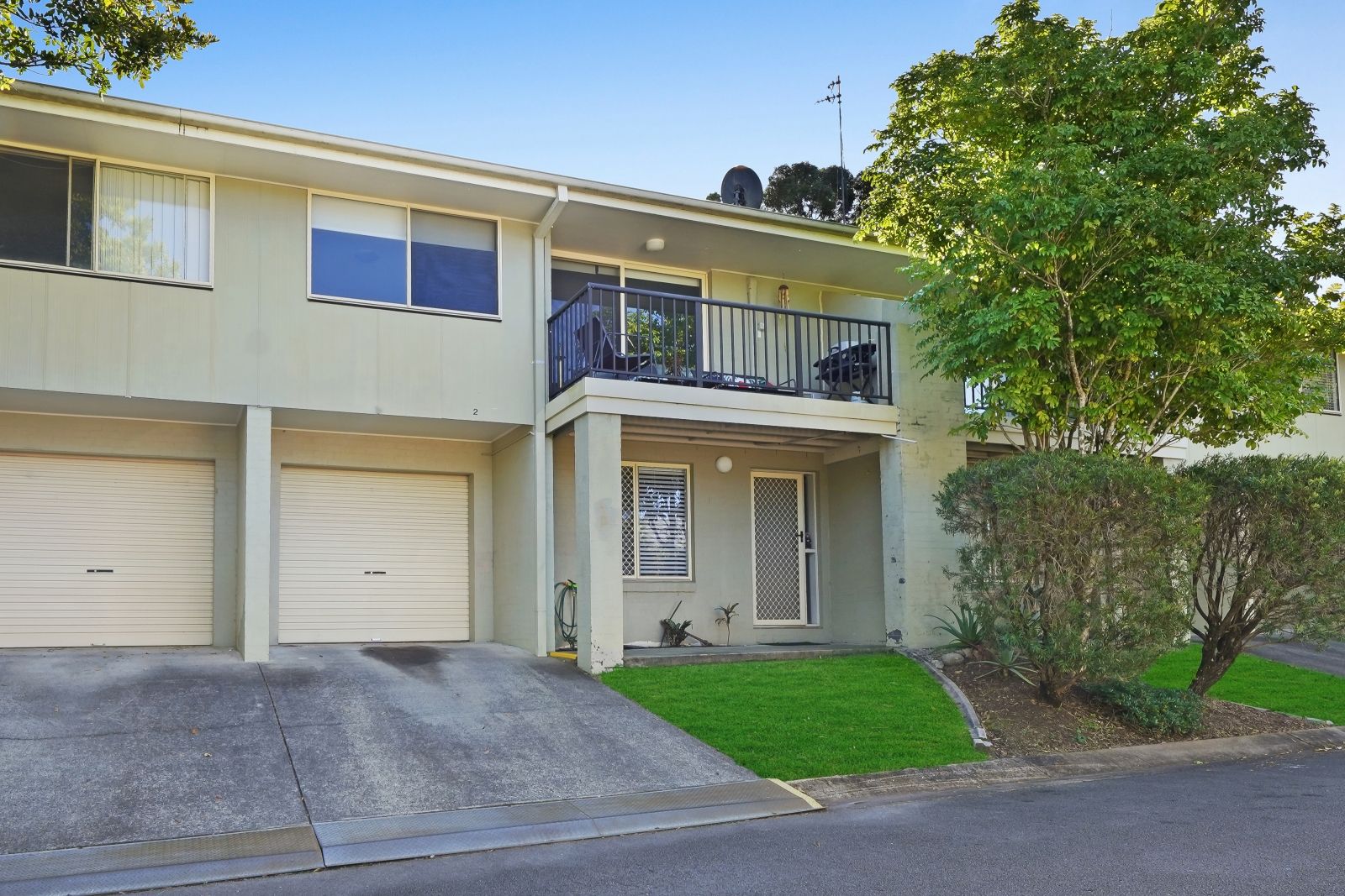 2/3 Arundel Drive, Arundel QLD 4214