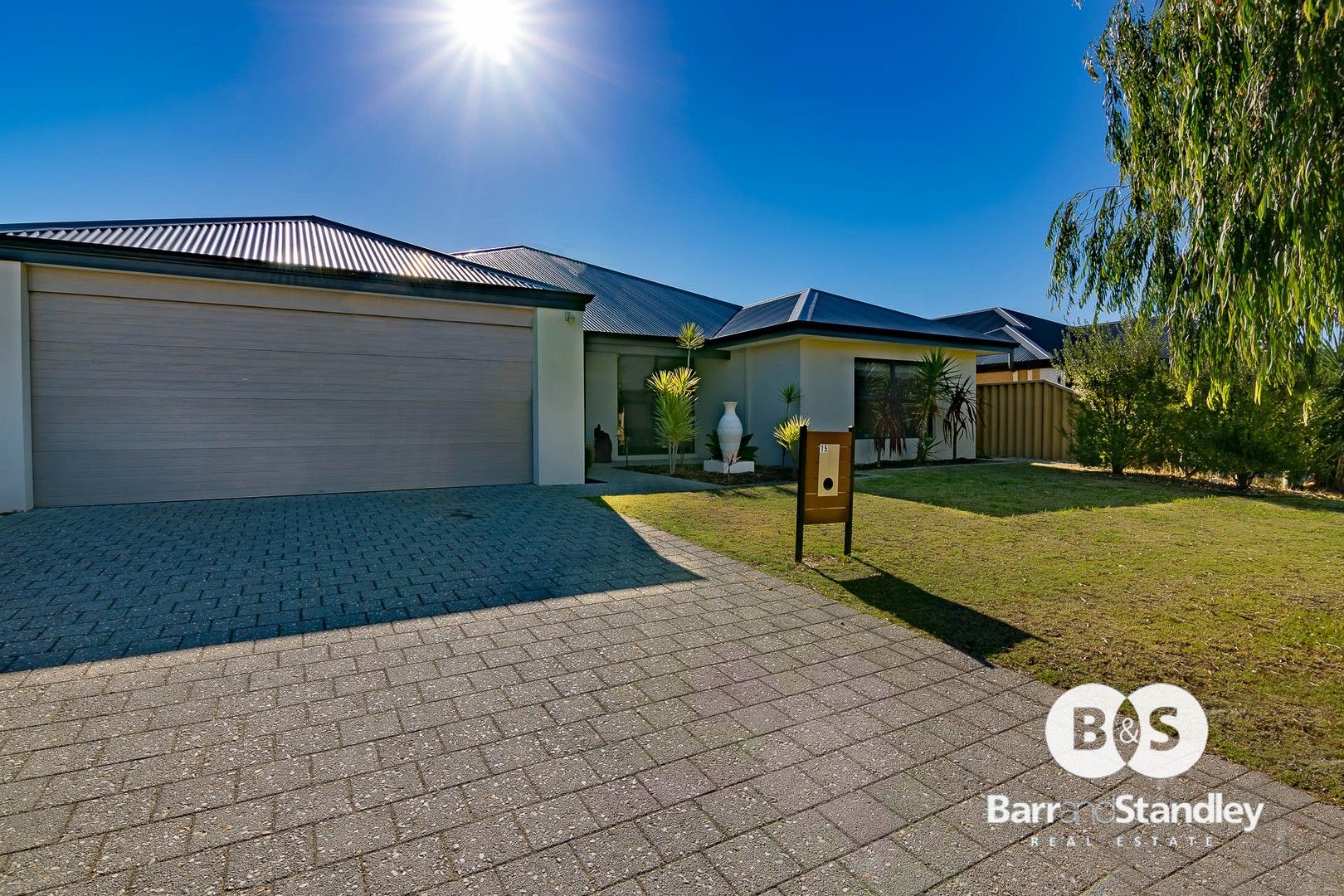 4 bedrooms House in 15 Glenelg Drive MILLBRIDGE WA, 6232