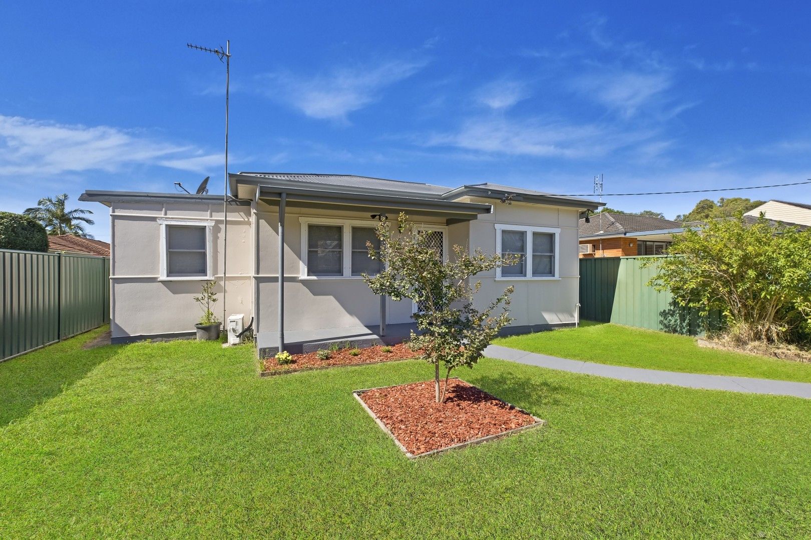 2 bedrooms House in 10 Angler Street WOY WOY NSW, 2256