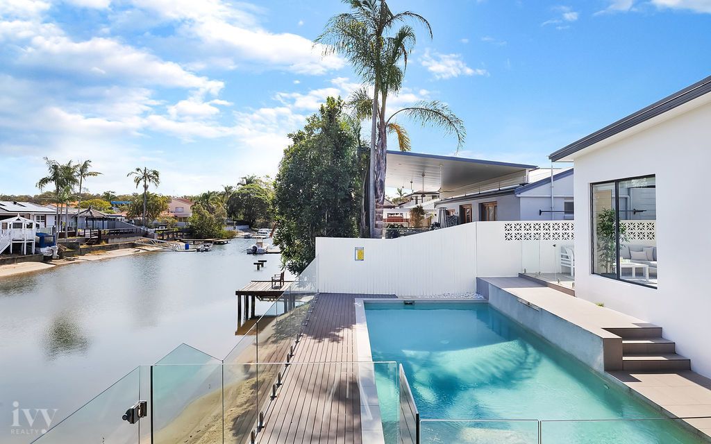 4 bedrooms House in 2 Pensacola Court BROADBEACH WATERS QLD, 4218