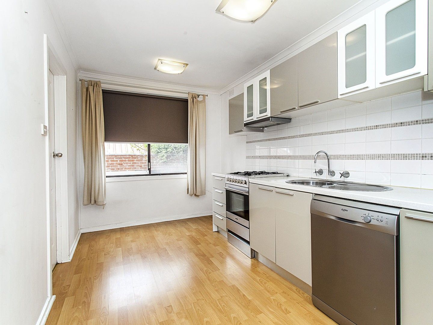 2 bedrooms Apartment / Unit / Flat in 1/2 BALMORAL STREET ESSENDON VIC, 3040