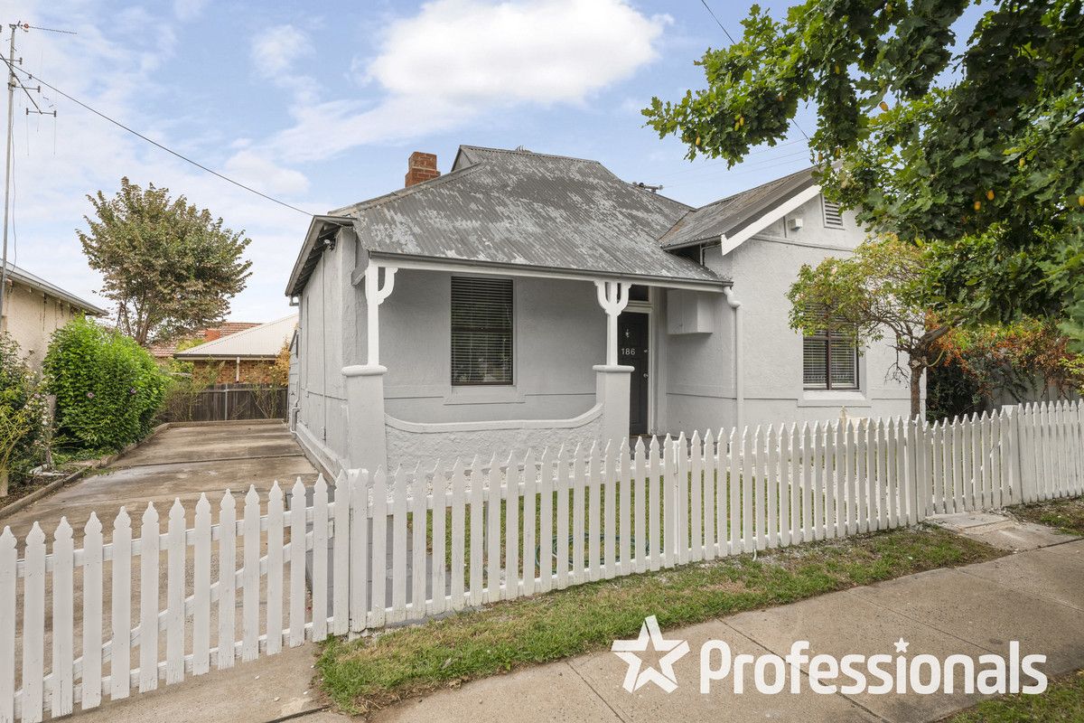 4 bedrooms House in 186 Seymour Street BATHURST NSW, 2795