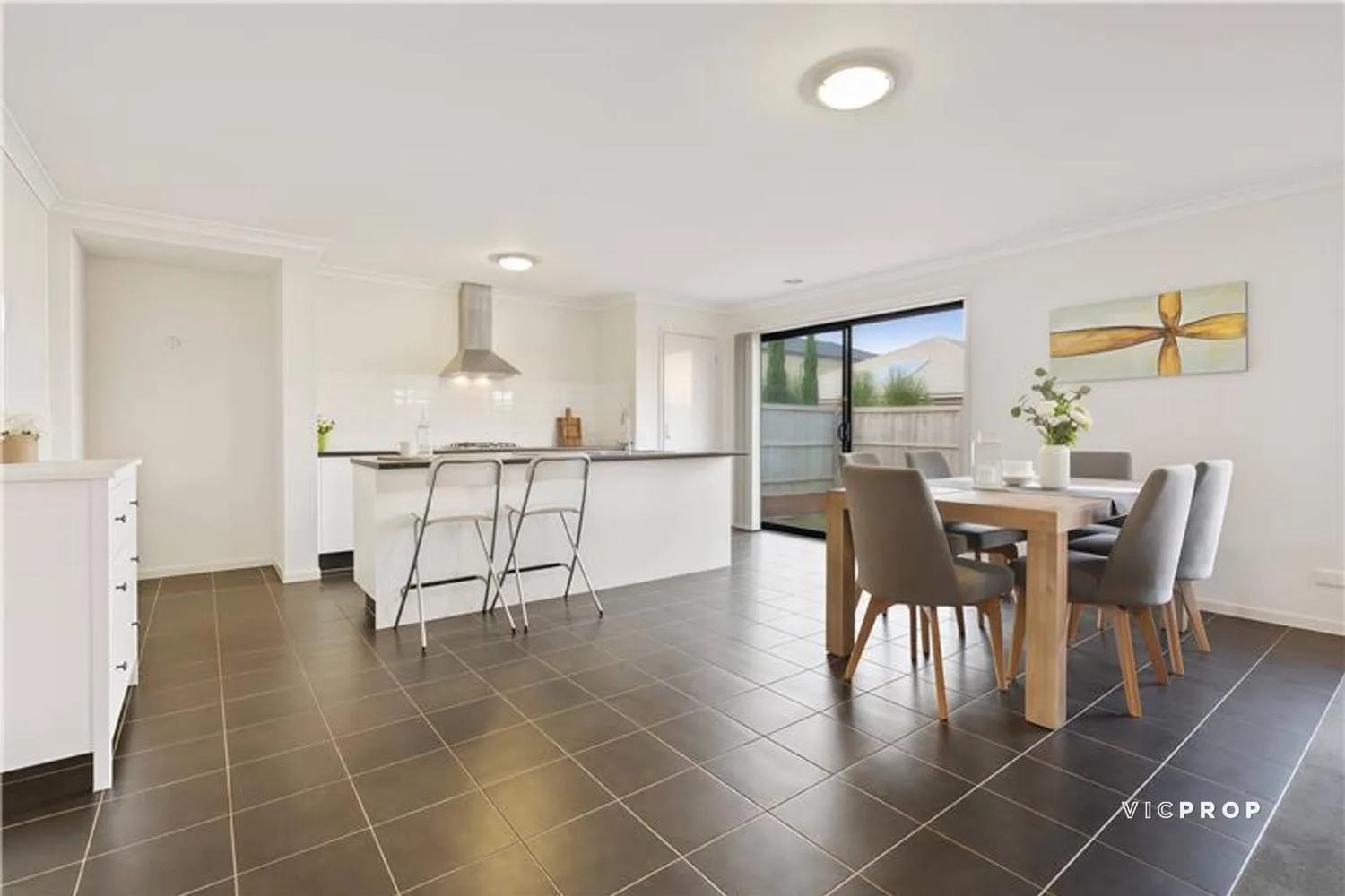 Spacious & Light-Filled Family Home in Prime Point Cook Location - Widok 4