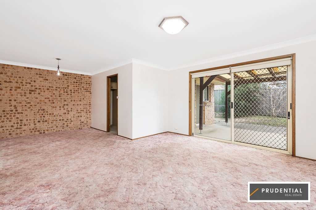 1/6 Larapinta Crescent, St Helens Park NSW 2560, Image 2