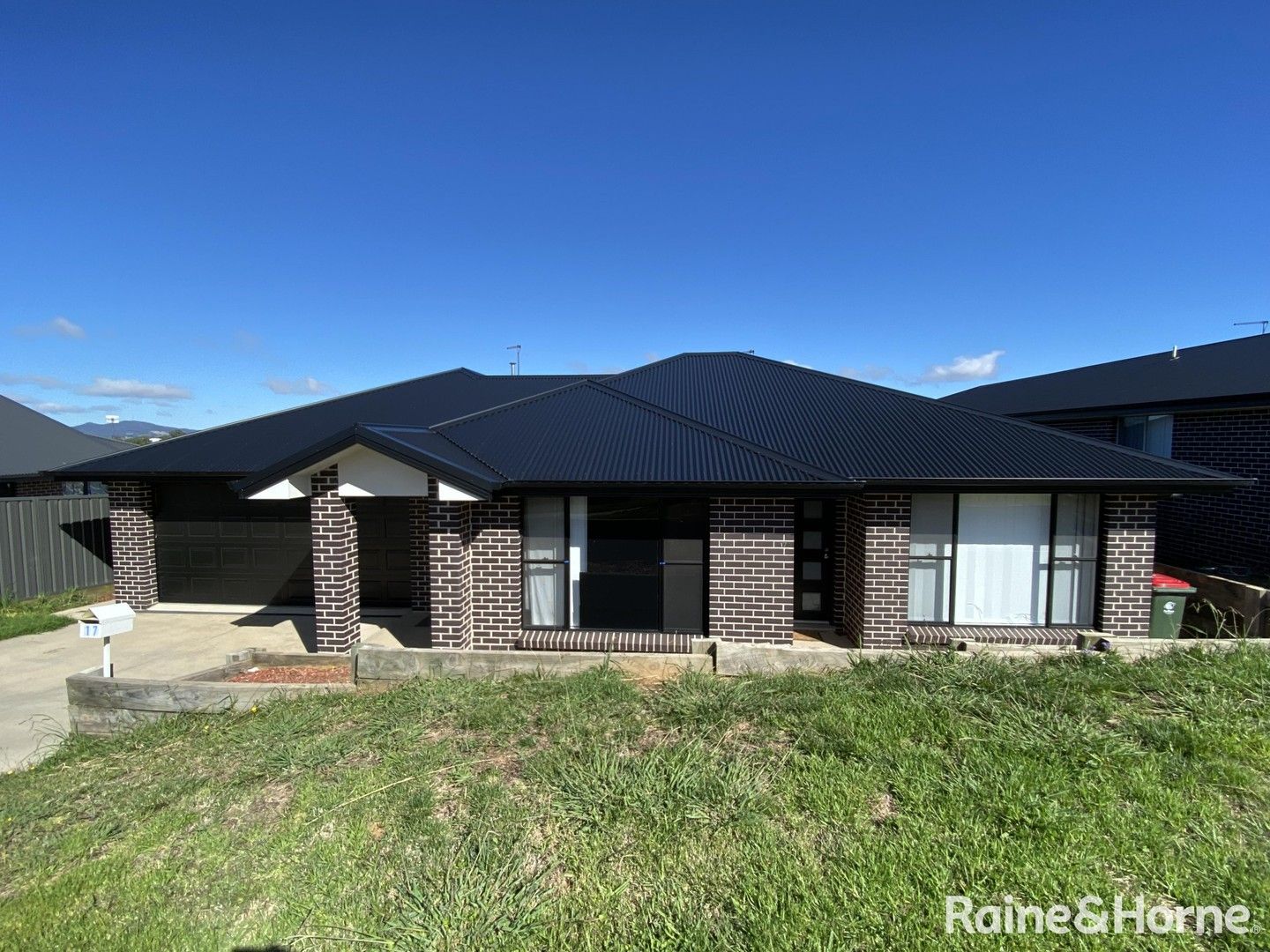 5 bedrooms House in 17 & 17a Buckland Drive ORANGE NSW, 2800