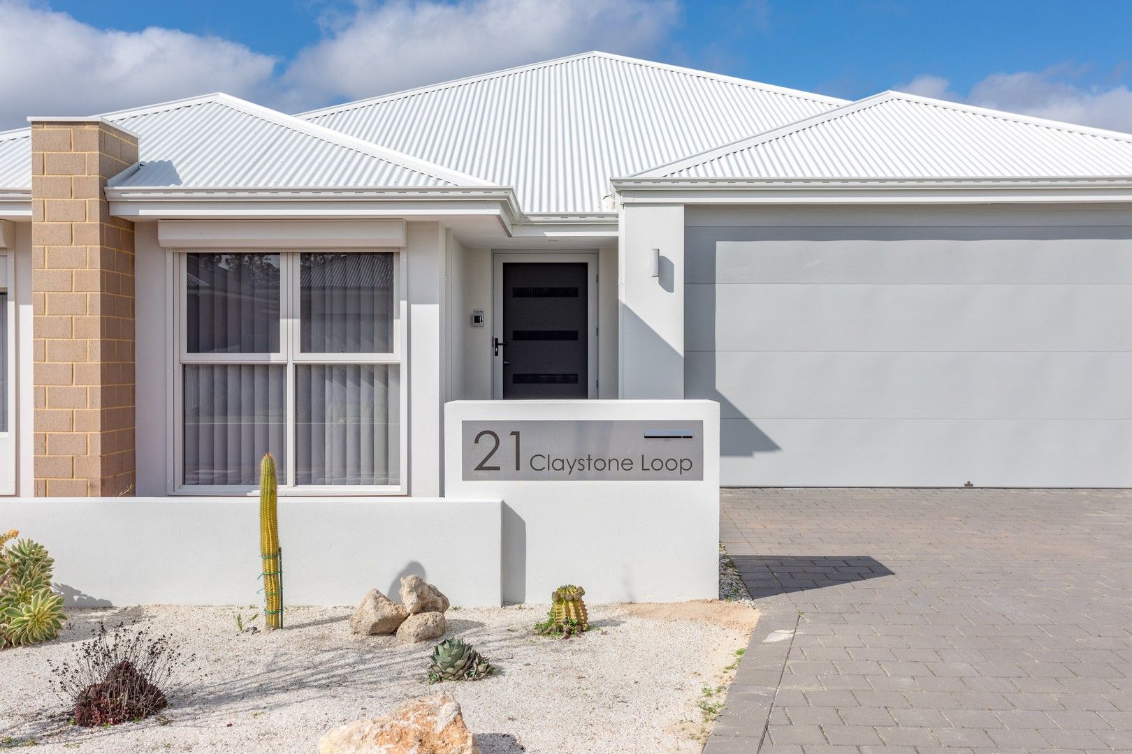 4 bedrooms House in 21 Claystone Loop PIARA WATERS WA, 6112