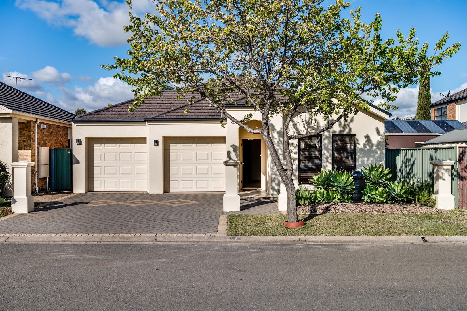 4 bedrooms House in 3 Innes Circuit MAWSON LAKES SA, 5095