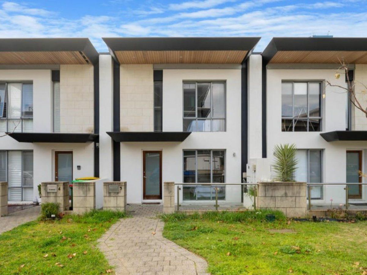 4 bedrooms House in 5/2 First Avenue APPLECROSS WA, 6153