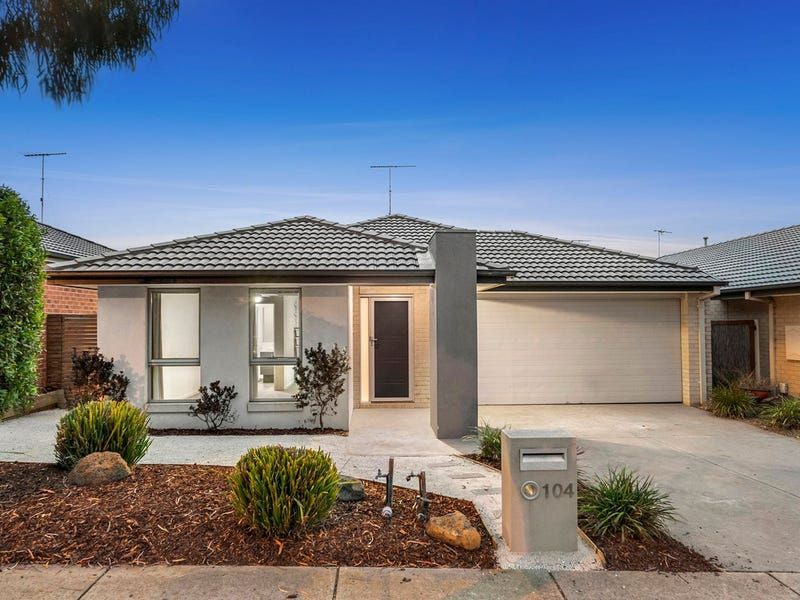 3 bedrooms House in 104 Warralily Boulevard ARMSTRONG CREEK VIC, 3217