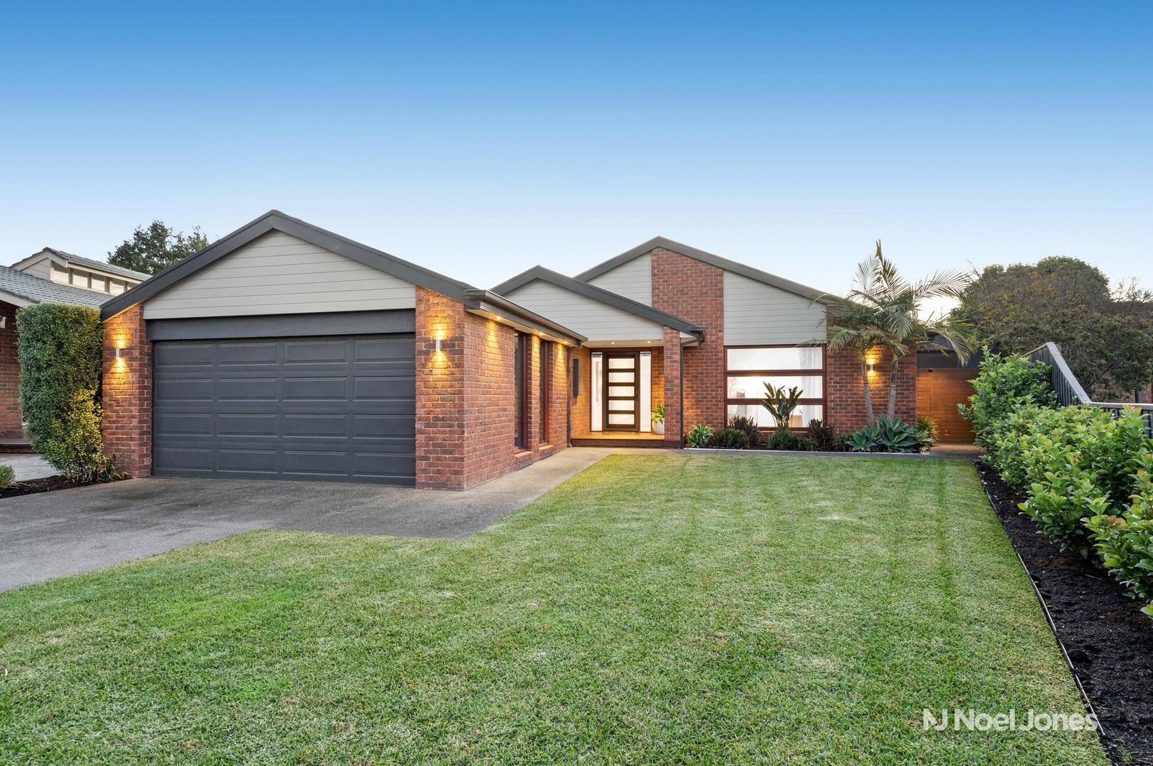 5 bedrooms House in 4 Devira Court ROWVILLE VIC, 3178