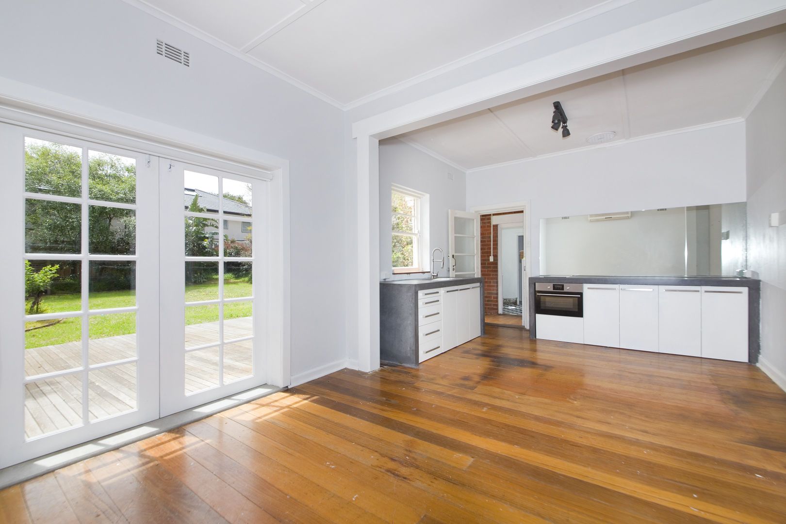 87 Highett Road, Hampton VIC 3188, Image 2