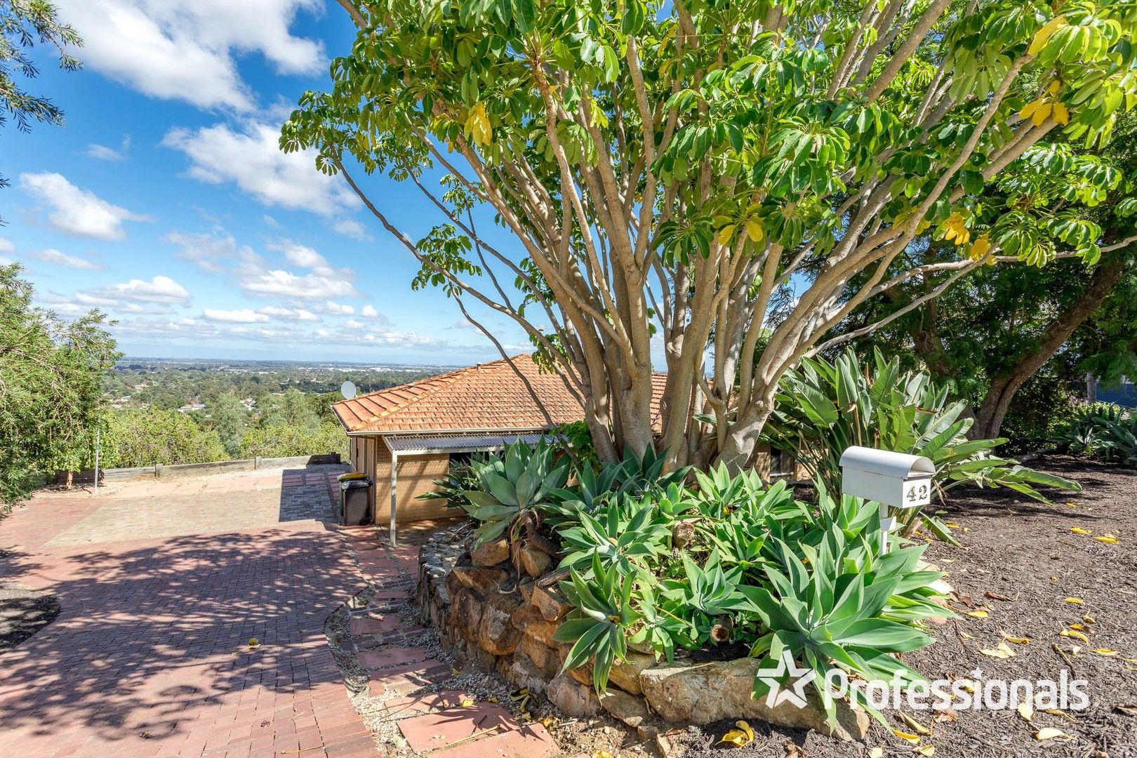 3 bedrooms House in 42 Angorra Road MOUNT NASURA WA, 6112