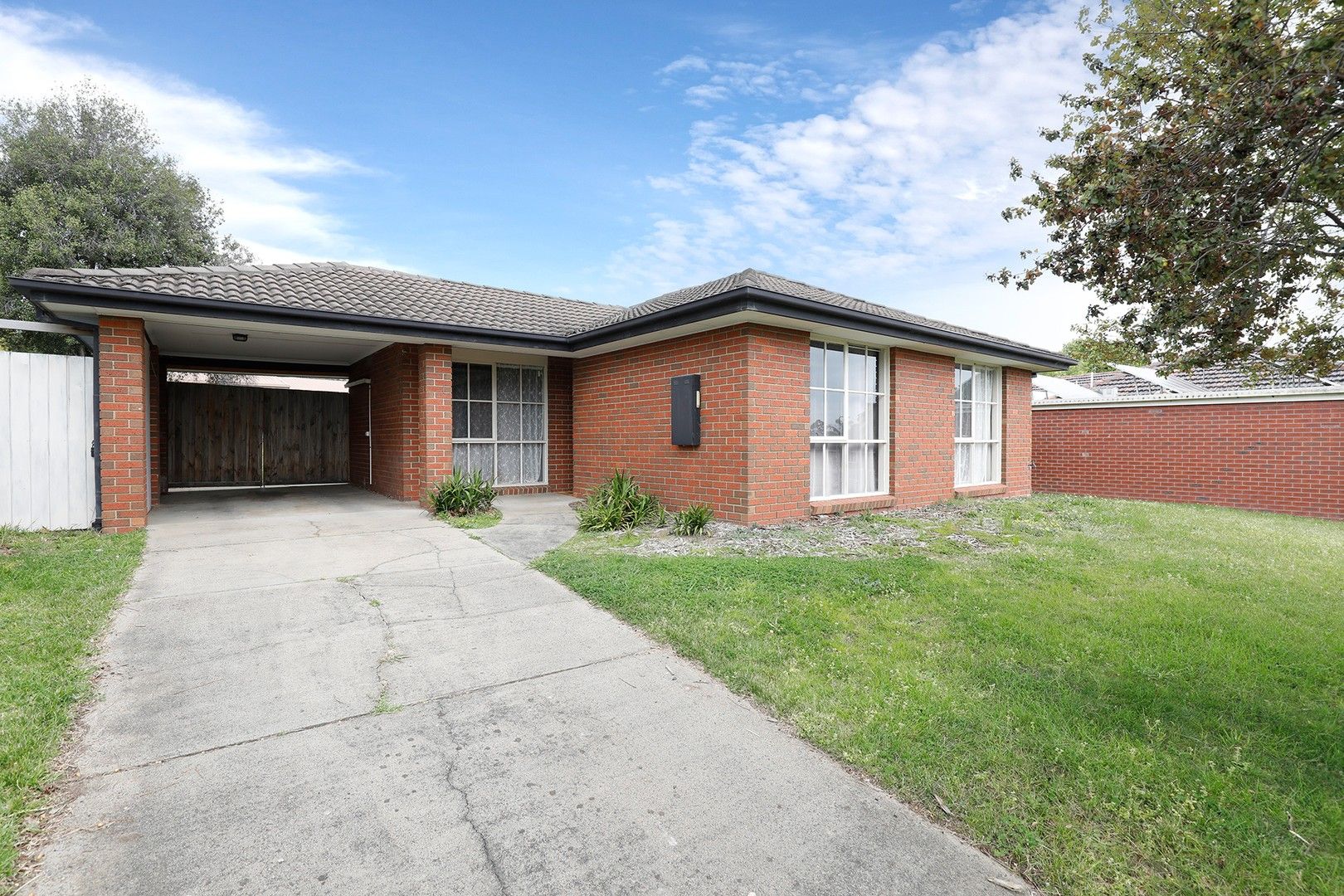 3 bedrooms House in 1 Marlesford Crescent BERWICK VIC, 3806