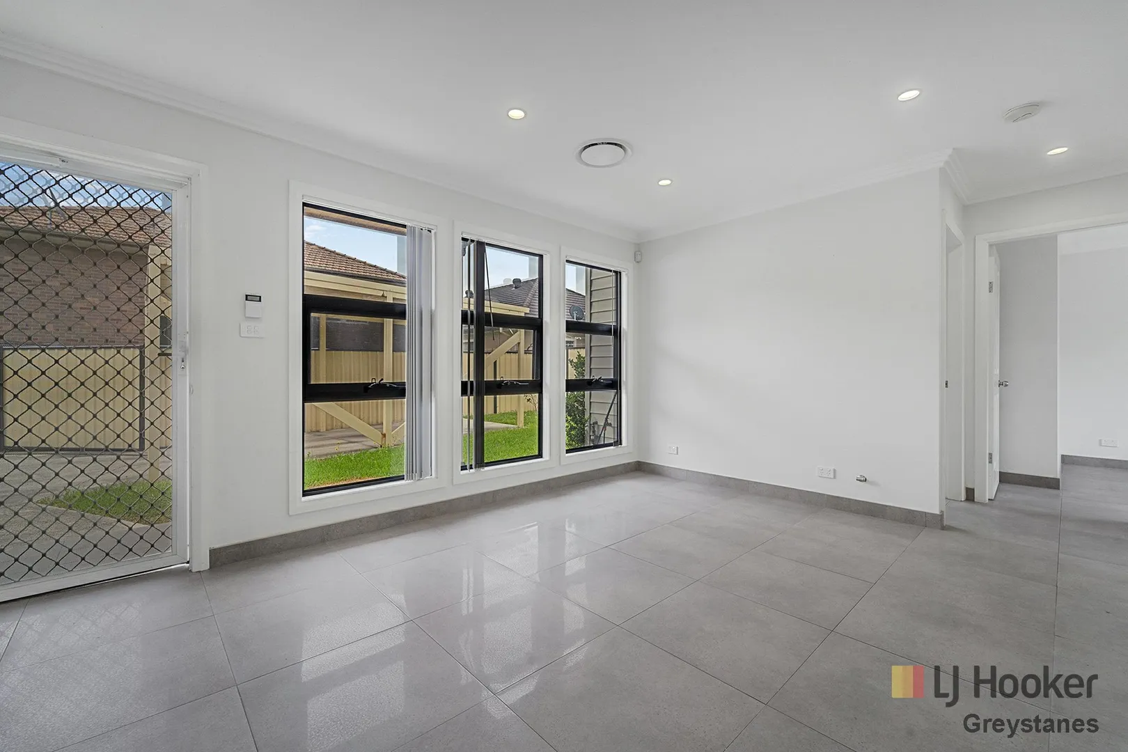 $1,900,000 - 663SQM, 3 SEPARATE INCOMES OR FOR 3 FAMILIES!!! - Aanzicht 4