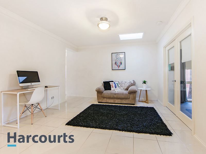 10 York Close, Taylors Hill VIC 3037, Image 2