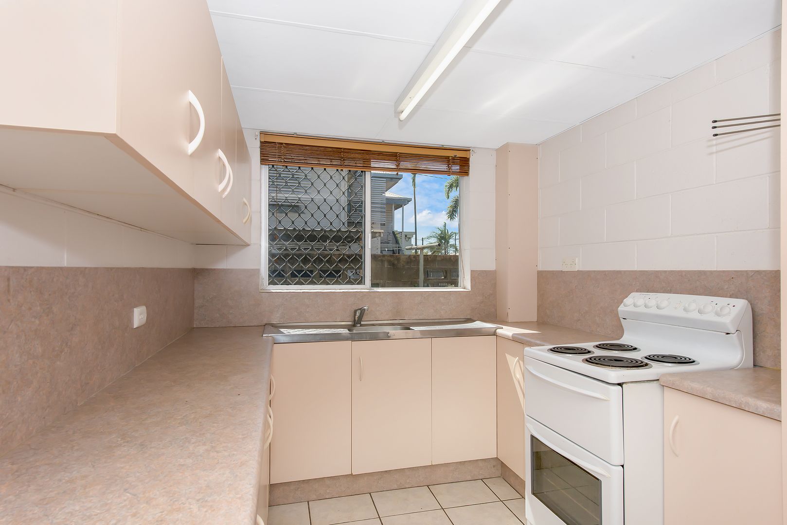 4/24 Bayswater Tce, Hyde Park QLD 4812, Image 2