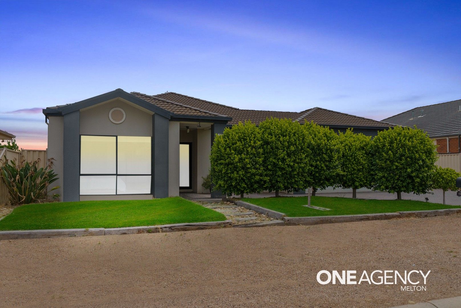 3 bedrooms House in 10 Carlyon Close MELTON WEST VIC, 3337