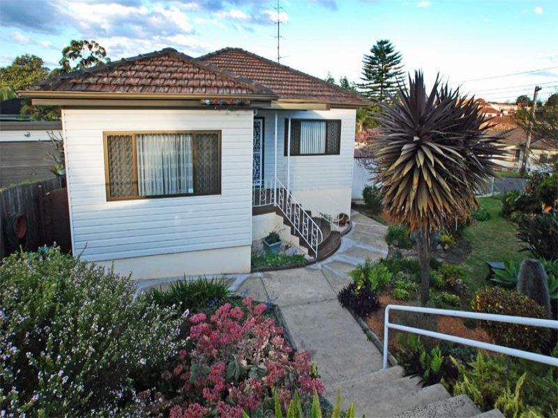 2 bedrooms House in 11 Claremont Avenue LAKE HEIGHTS NSW, 2502