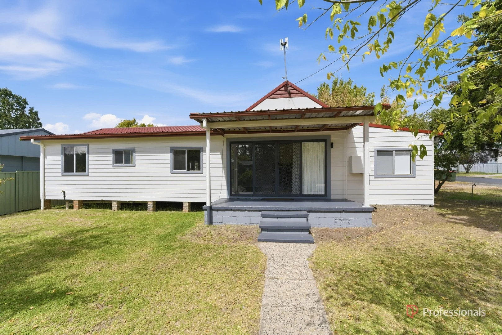 16 Rowan Avenue, Uralla NSW 2358