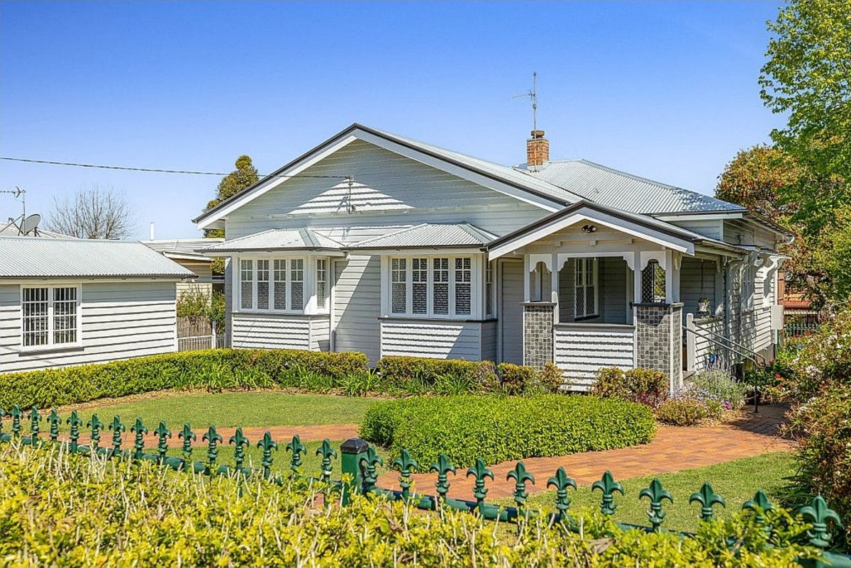 4 bedrooms House in 10 Vacy Street NEWTOWN QLD, 4350