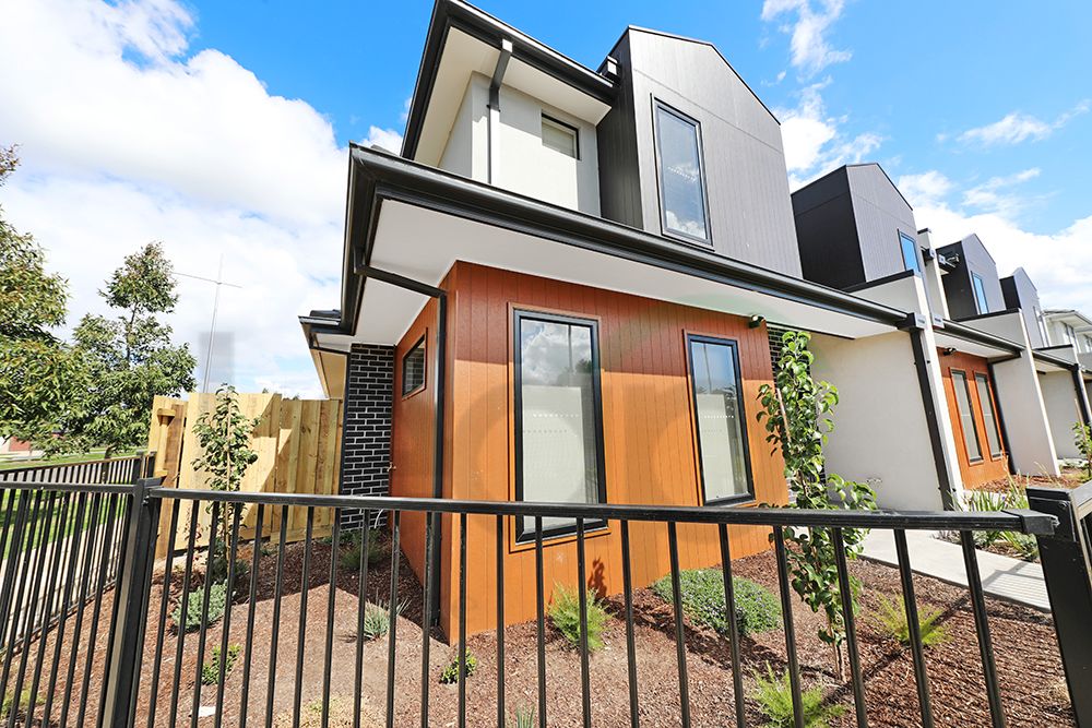 4 bedrooms Townhouse in 1 Wallara Waters Boulevard WALLAN VIC, 3756