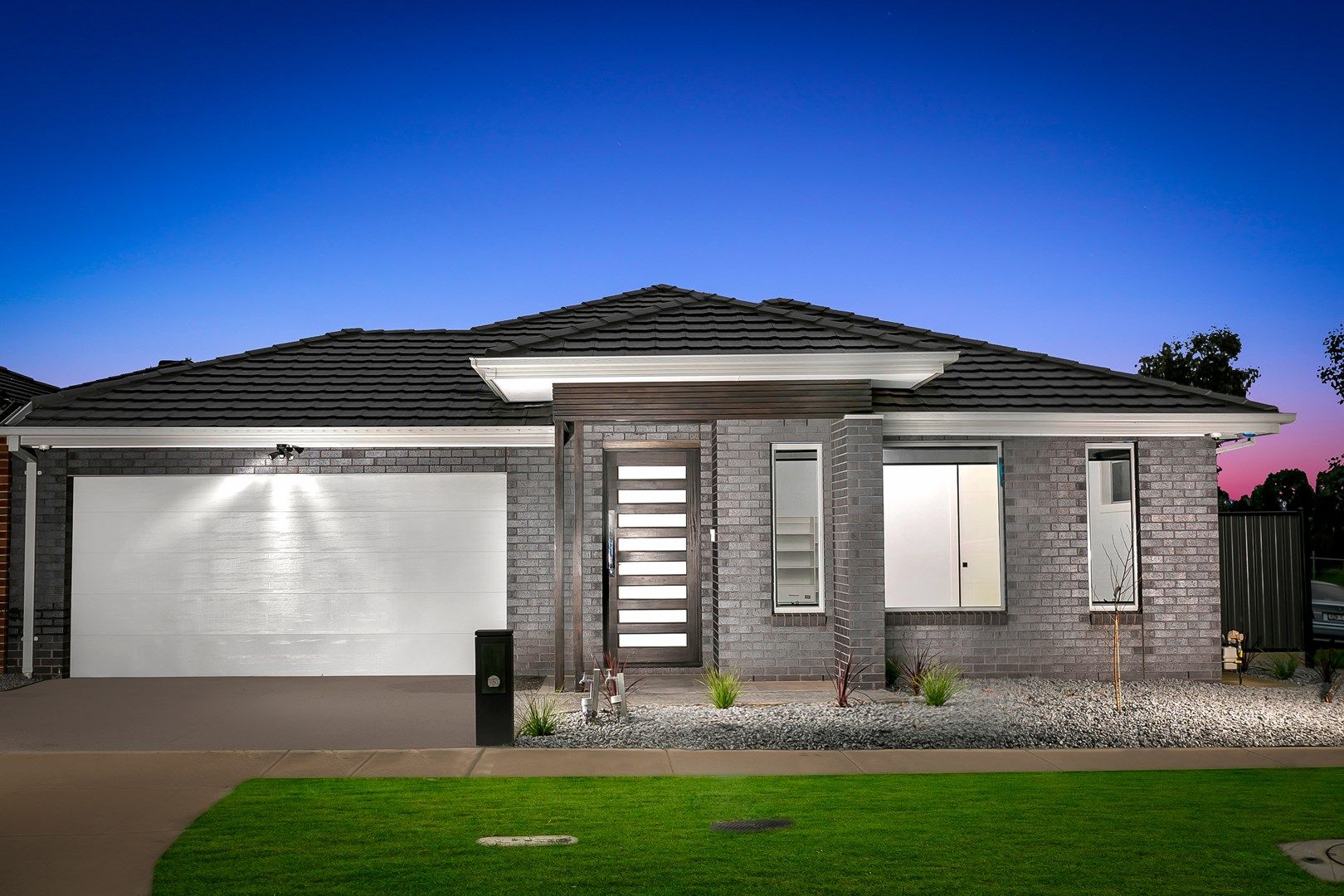 5 bedrooms House in 10 Willaroy Boulevard DONNYBROOK VIC, 3064