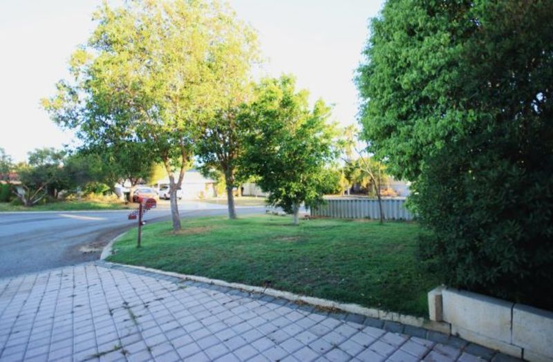 4 bedrooms House in 23 Pinewood Place BEECHBORO WA, 6063