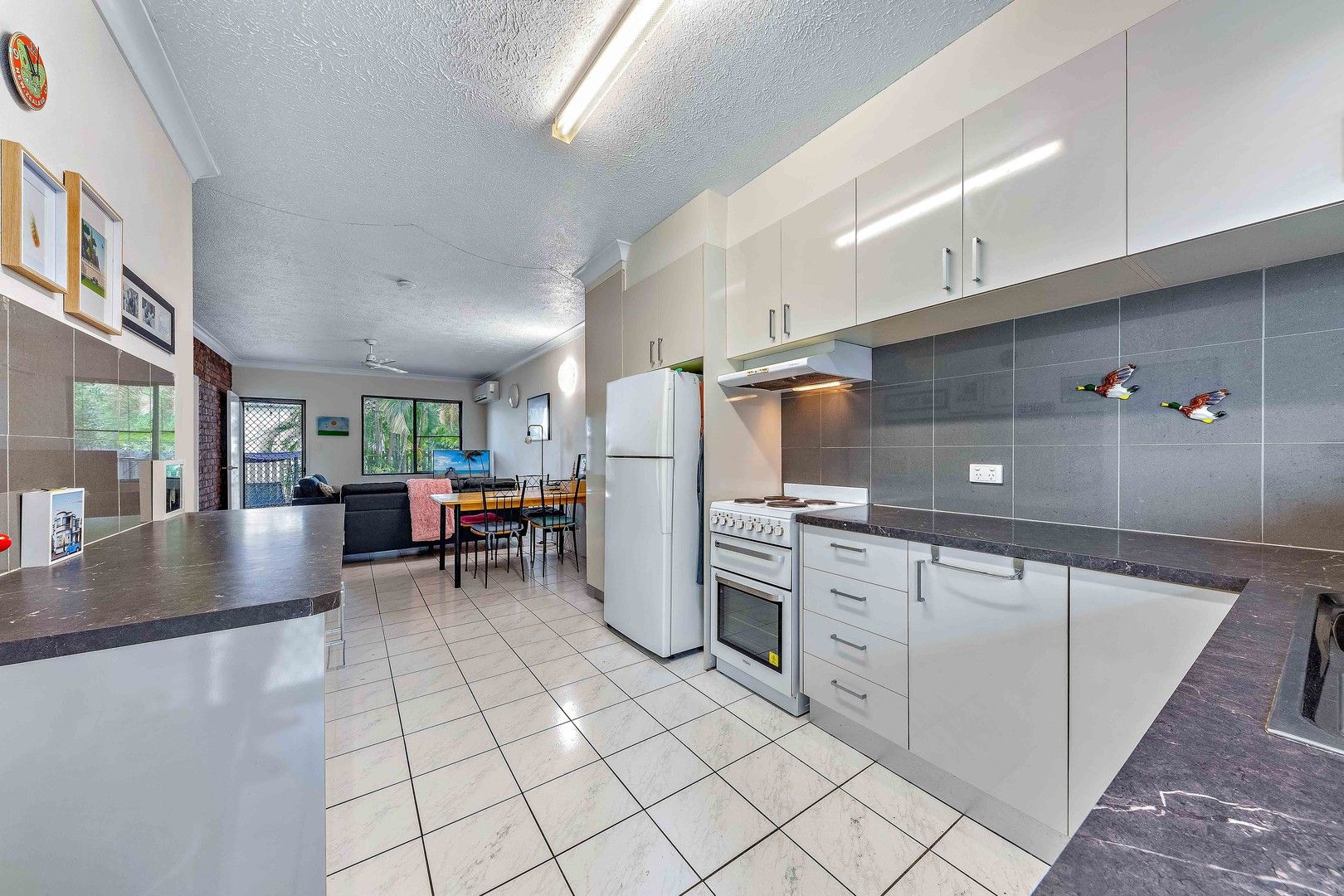 2/5 Pleasant Drive, Cannonvale QLD 4802, Image 0