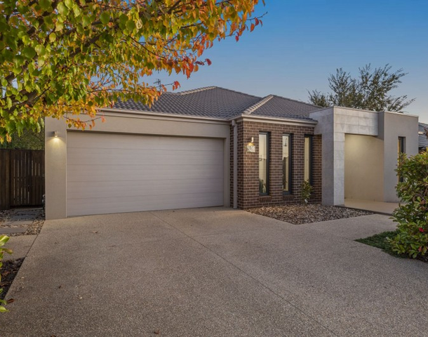 16 Mcconnell Drive, Junortoun VIC 3551