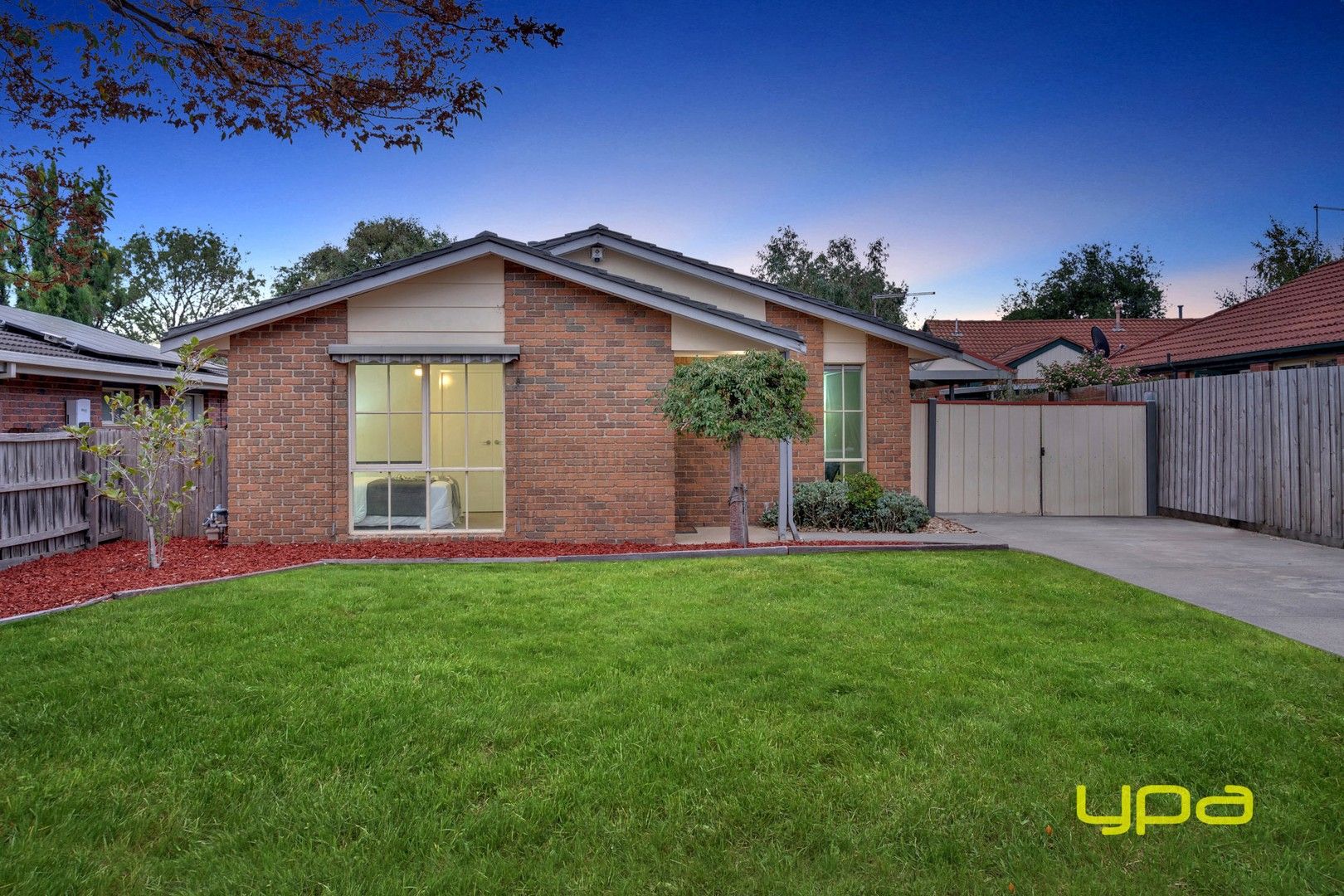 3 bedrooms House in 10 Costata Court NARRE WARREN VIC, 3805