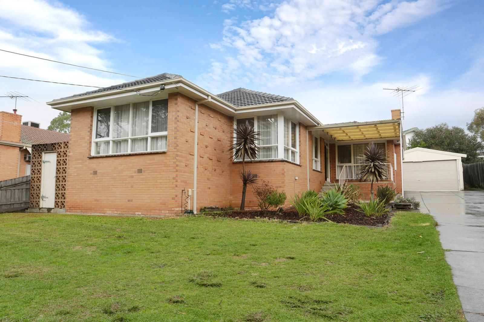 3 bedrooms House in 302 Waverley Rd MOUNT WAVERLEY VIC, 3149