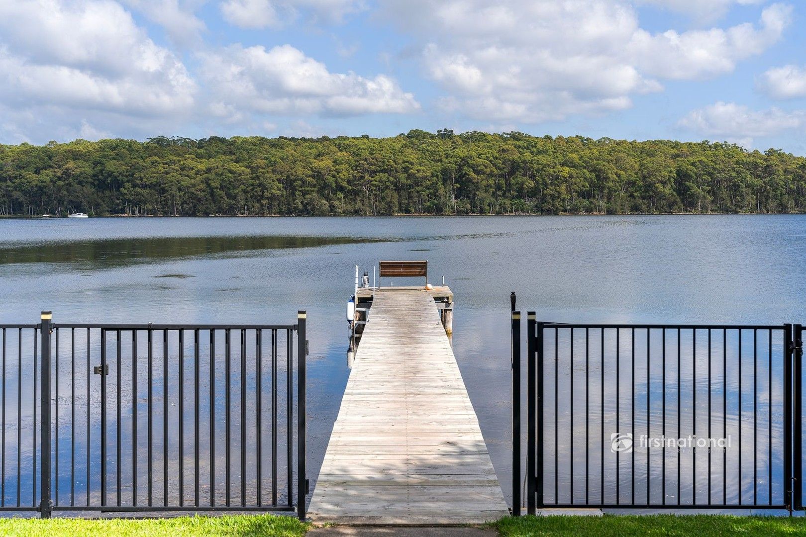 4 bedrooms House in 33 Lake View Drive BURRILL LAKE NSW, 2539