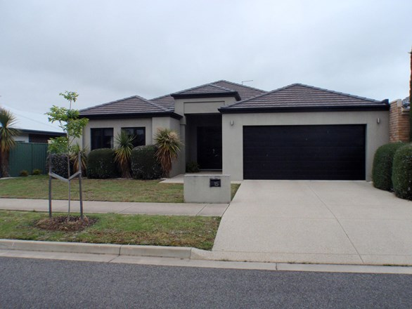15 St Andrews Place, Lake Gardens VIC 3355