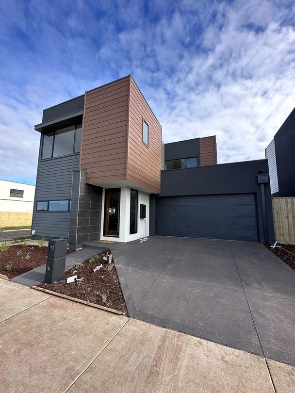 3 bedrooms House in 92 Verona Crescent FRASER RISE VIC, 3336