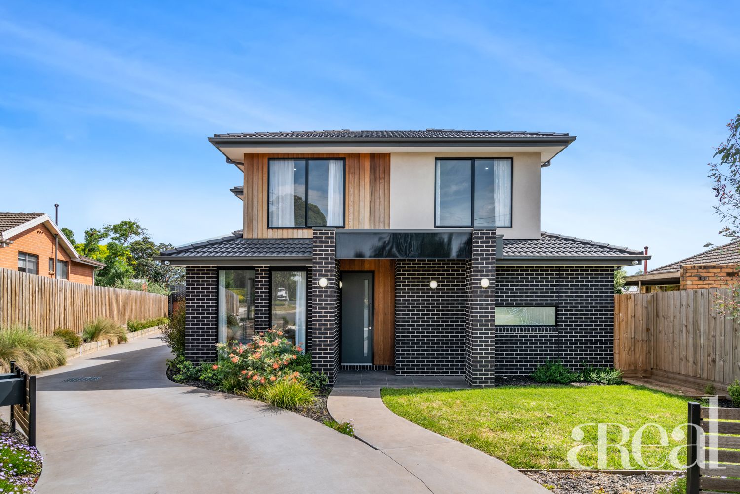 4 bedrooms House in 1/9 Tarella Drive MOUNT WAVERLEY VIC, 3149