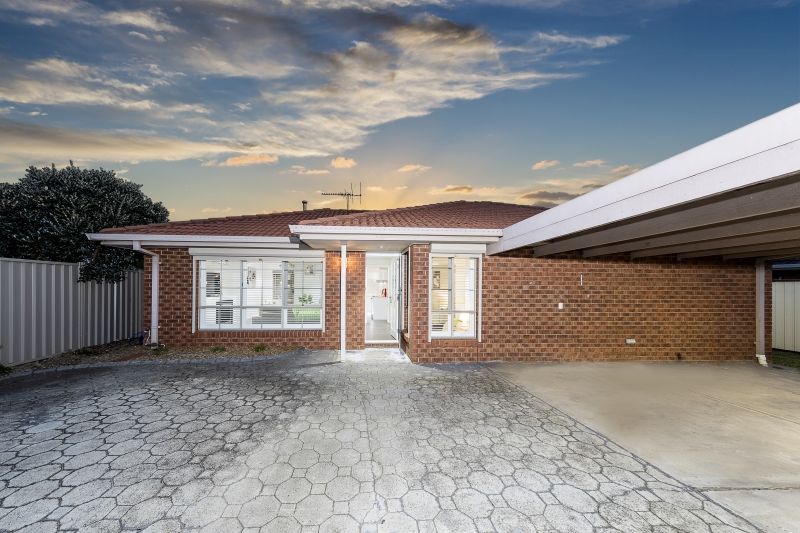 2/1 Shakespeare Drive, Delahey VIC 3037, Image 2