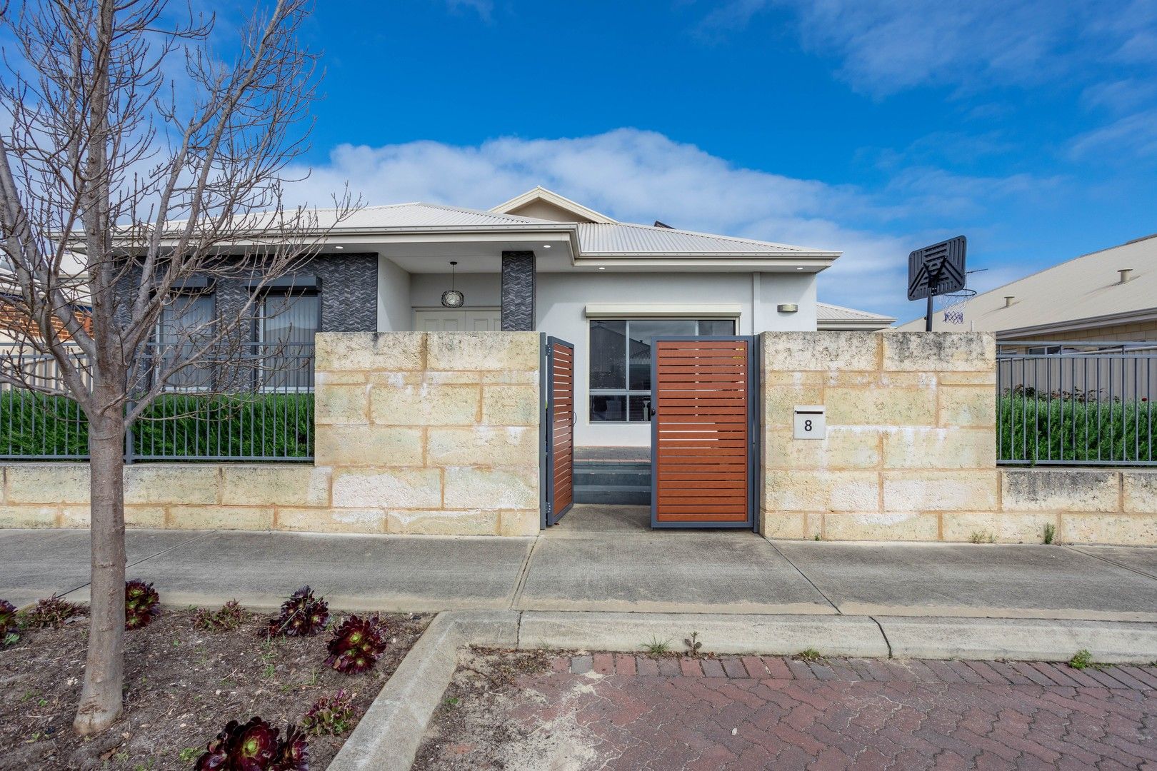 4 bedrooms House in 8 Sandpiper Street HARRISDALE WA, 6112
