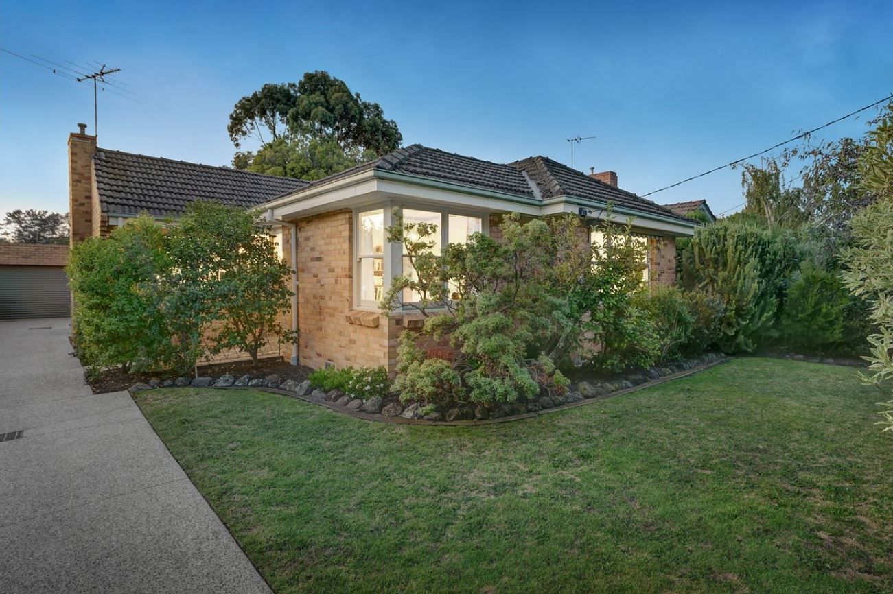 4 bedrooms House in 18 Thaxted Road MURRUMBEENA VIC, 3163