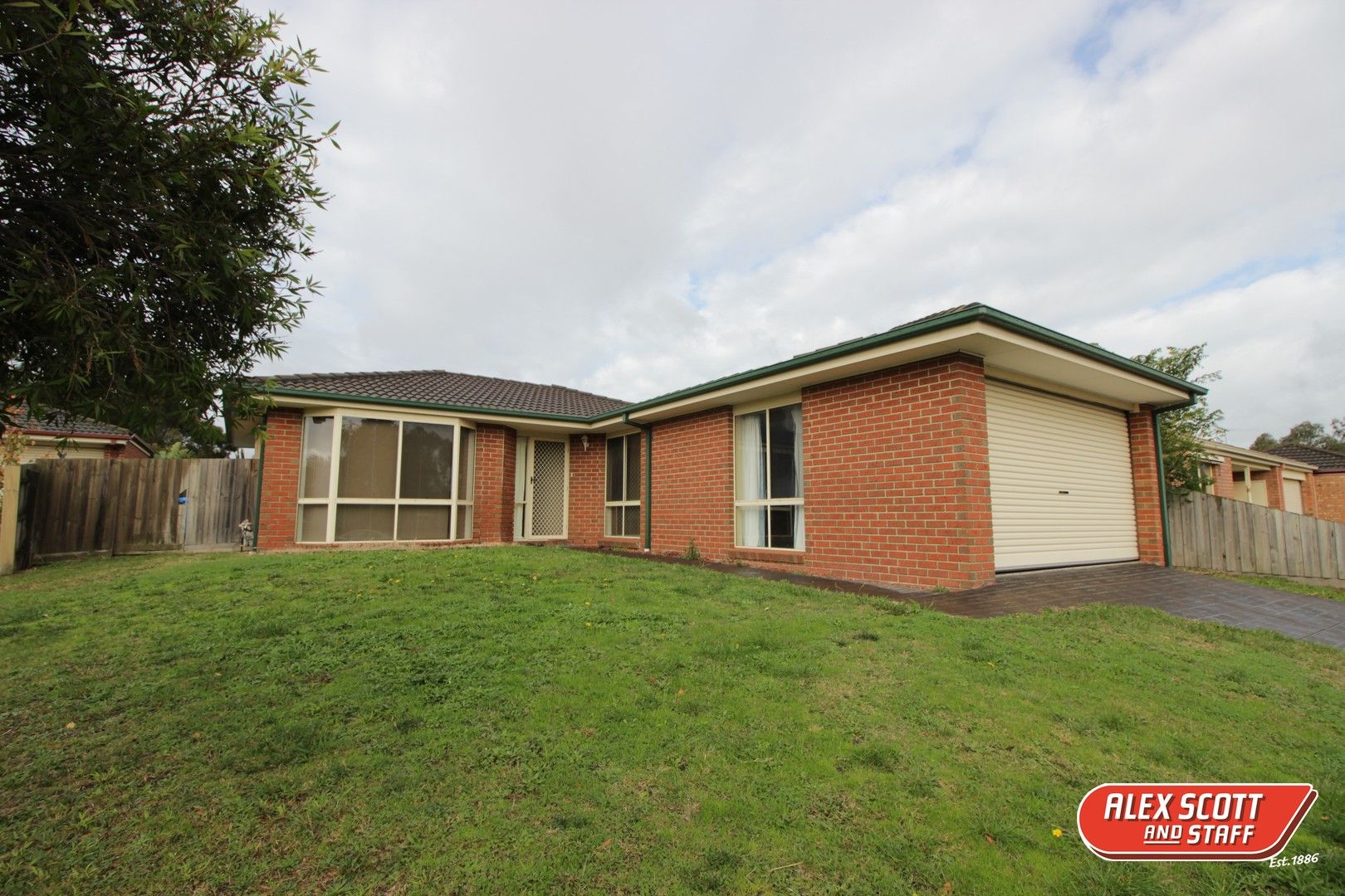 3 bedrooms House in 8 Hatten Place BERWICK VIC, 3806