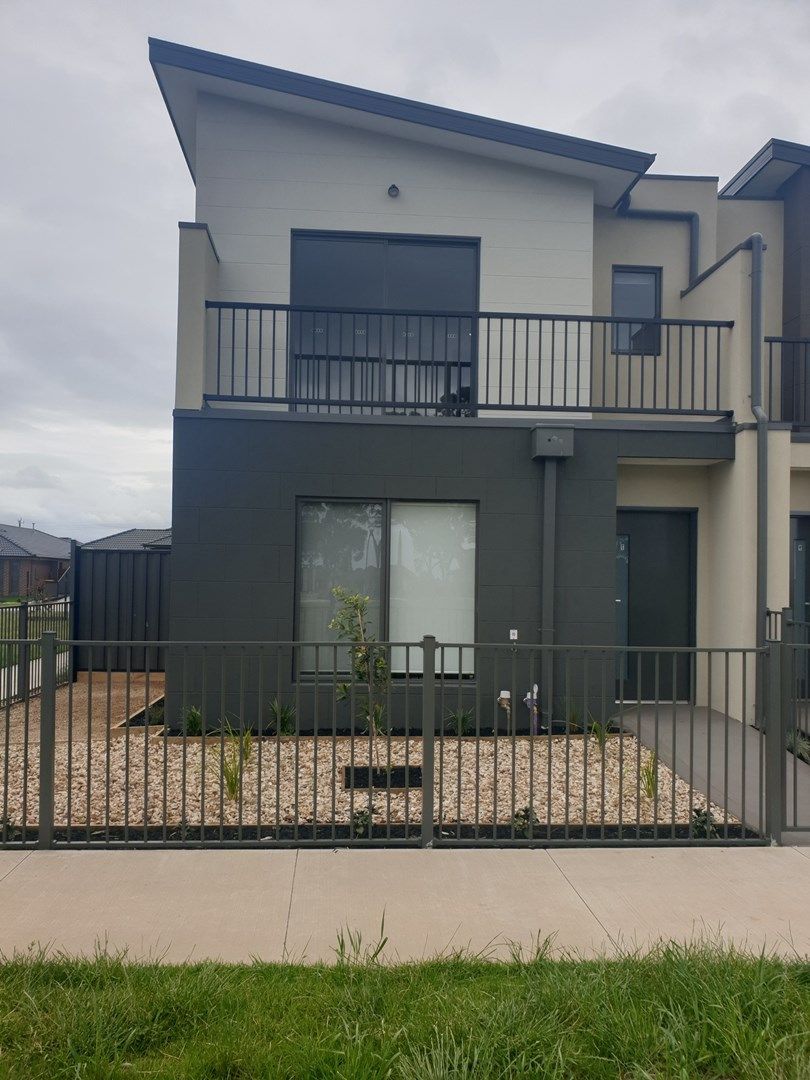 4 bedrooms Townhouse in 25 Tarlo Court CRAIGIEBURN VIC, 3064