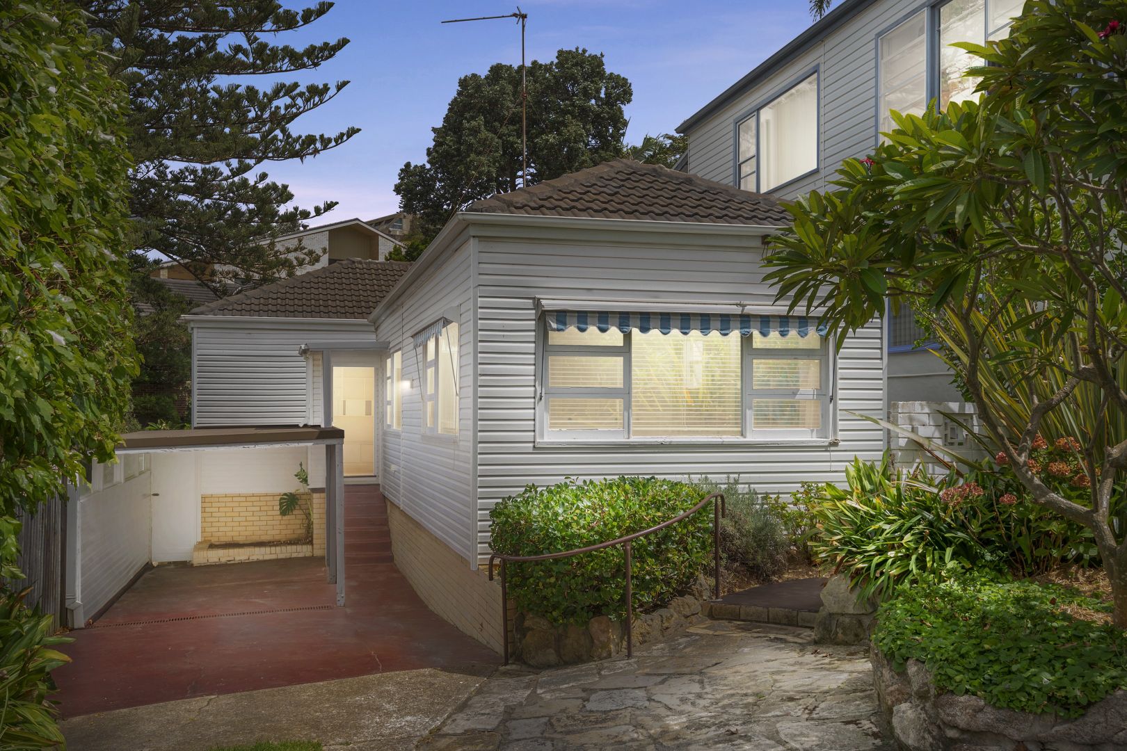 10 Gardere Avenue, Curl Curl NSW 2096, Image 2