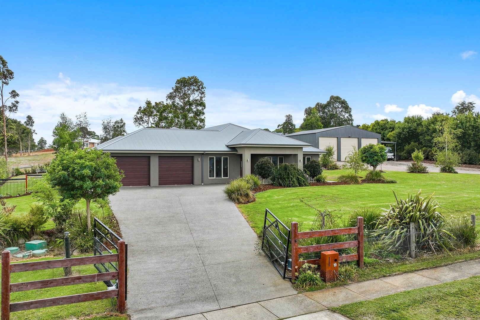 10 Golf View Court Drouin VIC 3818 Domain