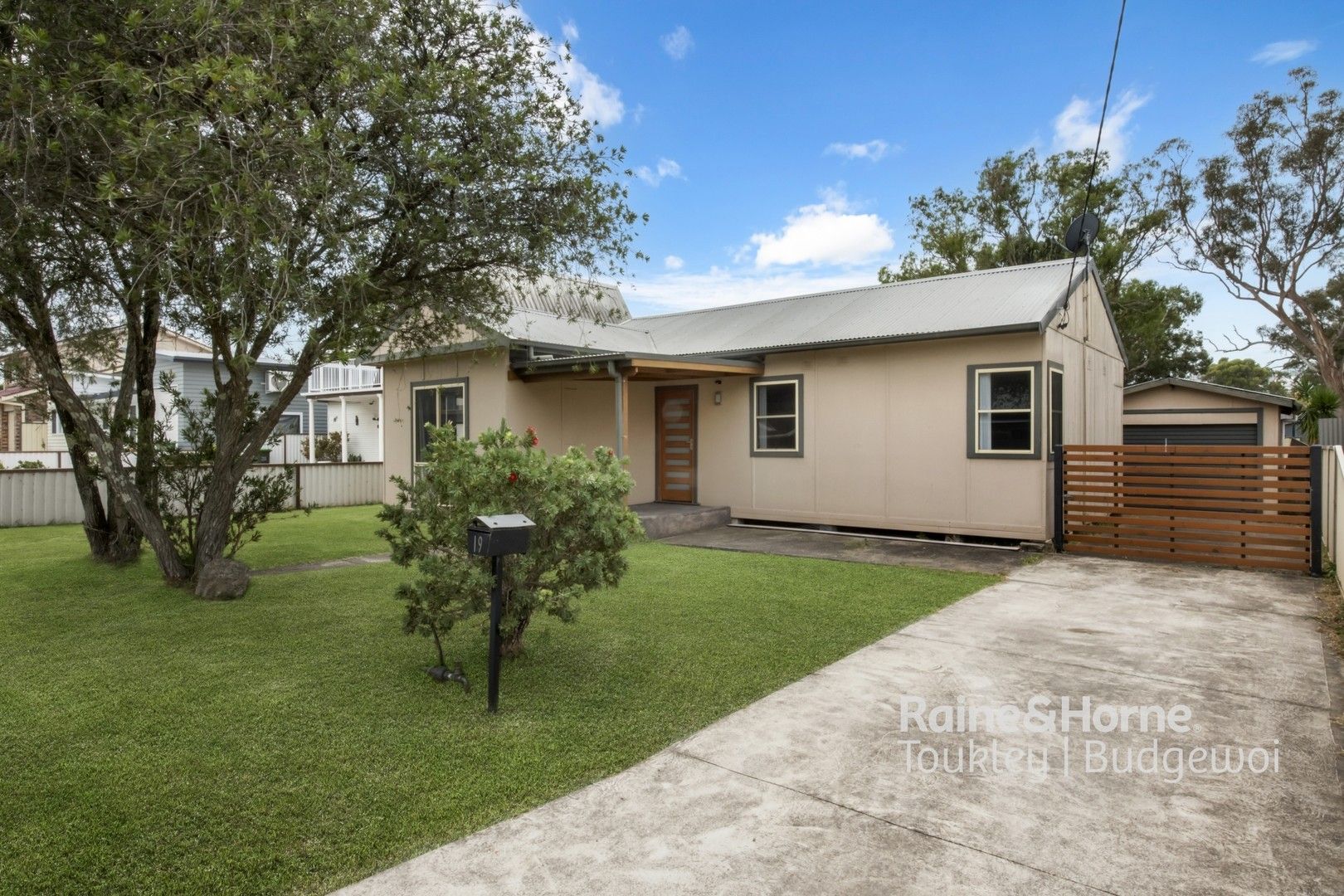 19 Wall Road, Gorokan NSW 2263 - House For Rent | Domain