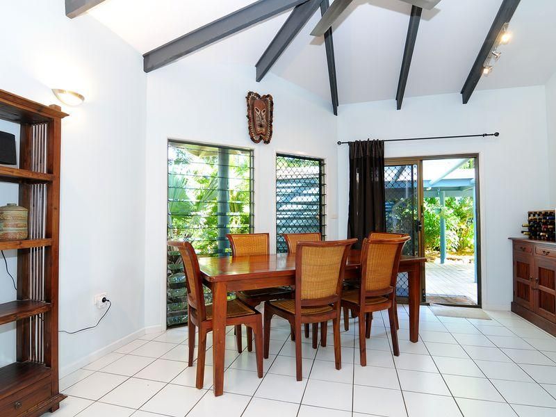 2 21 Caribbean Street, HOLLOWAYS BEACH QLD 4878, Image 1