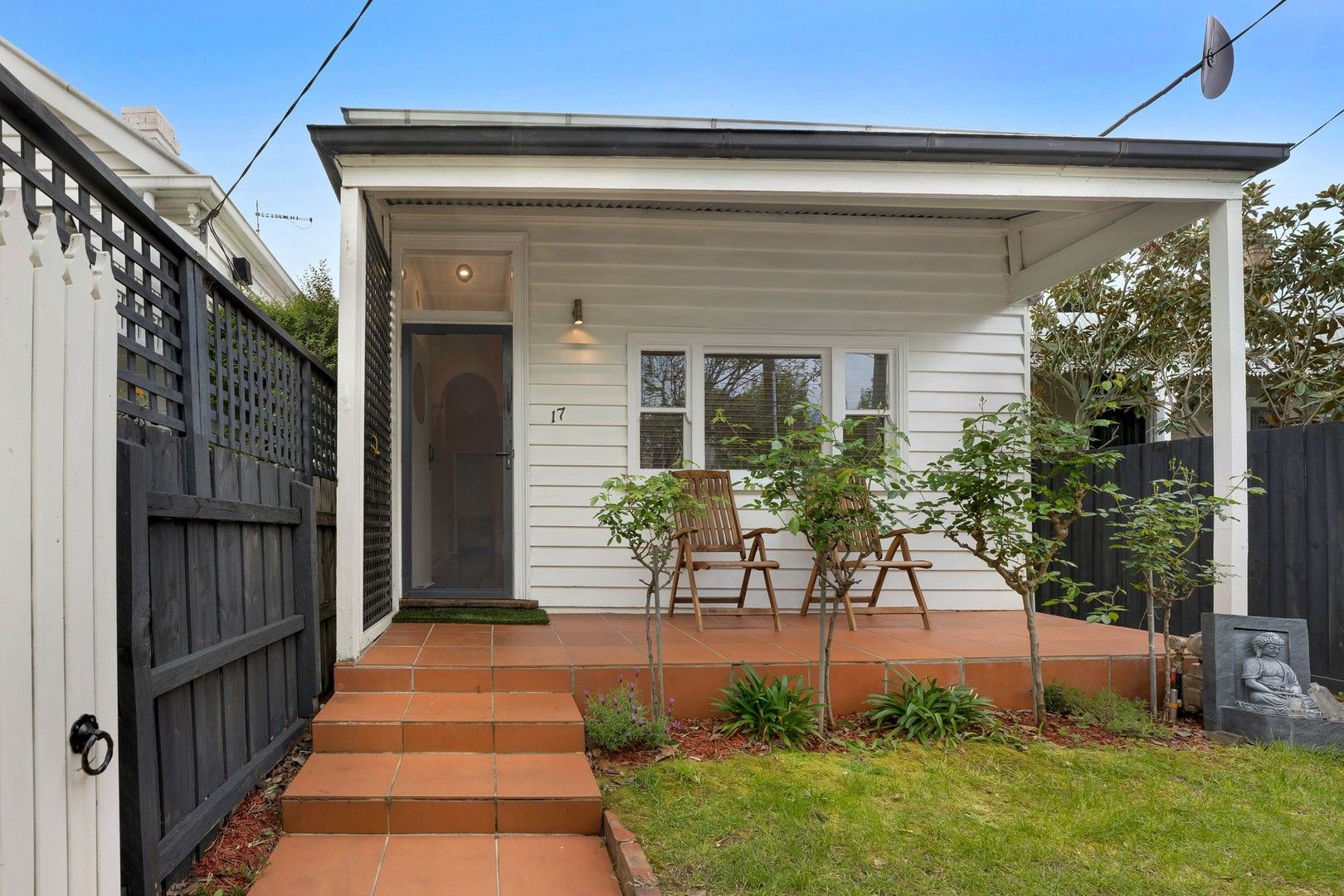 2 bedrooms House in 17 Barkly Avenue ARMADALE VIC, 3143