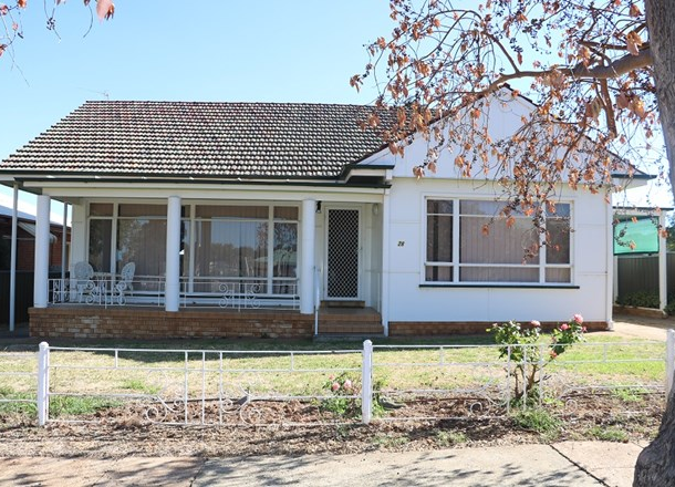 28 Armstrong Street, Parkes NSW 2870