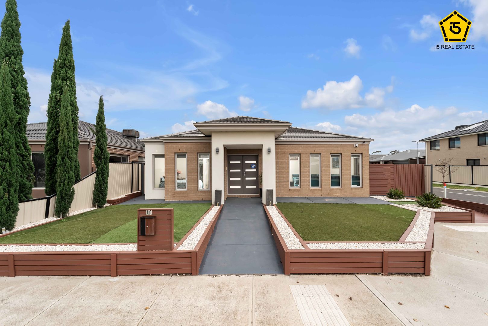 5 bedrooms House in 10 Mercantour Boulevard TARNEIT VIC, 3029