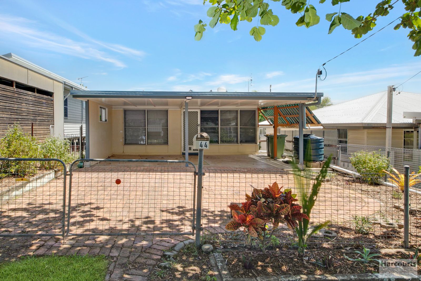 3 bedrooms House in 44 Pandanus Street COOEE BAY QLD, 4703