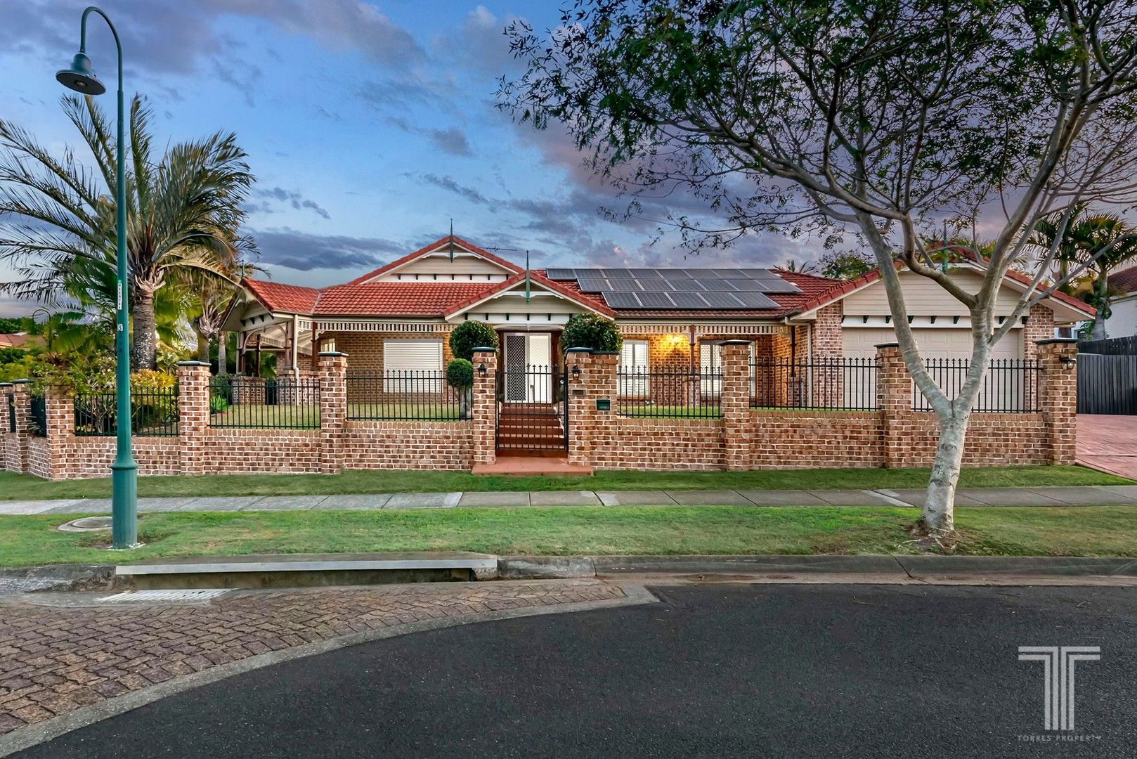 5 bedrooms House in 37 Amersham Crescent CARINDALE QLD, 4152