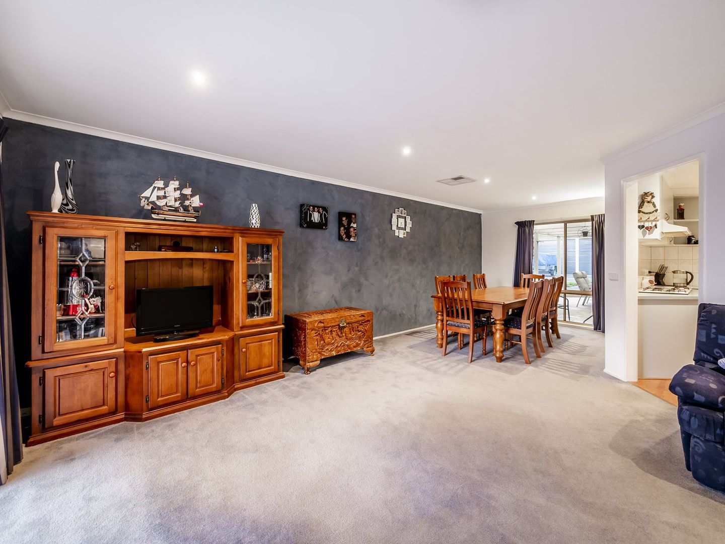 10 Lindenow Court, Cranbourne North VIC 3977, Image 2